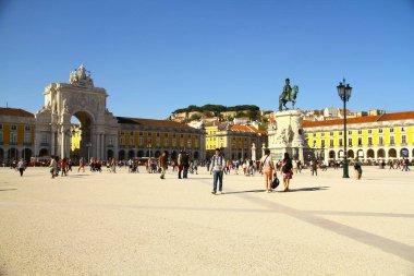 Praca Do Comercio, Lizbon, Portekiz - 25 Nisan 2016. Lisbon 'un ana meydanı. Güney ucu Tagus Nehri' ne açılıyor ve diğer üç tarafında atari salonu olan sarı renkli binalar var..