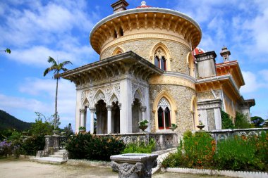 SINTRA, PORTUGAL - 27 Nisan 2016. Monserrate Sarayı Sintra 'daki en güzel binalardan biridir. Çevresindeki park olağanüstü bir botanik rezervi..