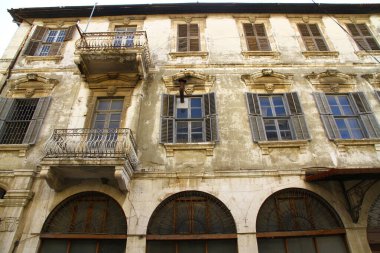 Sokak manzarası, eski binaların cepheleri, Türkiye