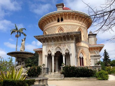 SINTRA, PORTUGAL - 27 Nisan 2016. Monserrate Sarayı Sintra 'daki en güzel binalardan biridir. Çevresindeki park olağanüstü bir botanik rezervi..