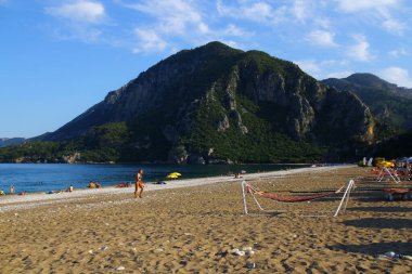 ANTALYA, TURKEY - 10 Haziran 2017. Antalya 'daki Cirali plajından bir manzara. İnsanlar güzel deniz ve kumsalın tadını çıkarıyor..