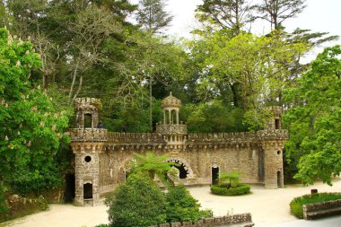 Sintra, Portekiz - 27 Nisan 2016. Quinta da Regaleira, Sintra 'nın Kültürel Arazisi içinde Unesco tarafından Dünya Mirası olarak sınıflandırılmıştır.