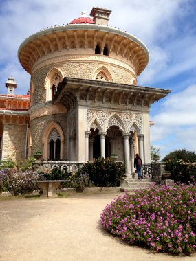 SINTRA, PORTUGAL - 27 Nisan 2016. Monserrate Sarayı Sintra 'daki en güzel binalardan biridir. Çevresindeki park olağanüstü bir botanik rezervi..