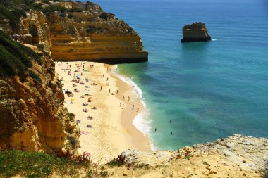 Kaya oluşumları, Algarve plajı, Portekiz 'in güney bölgesi.