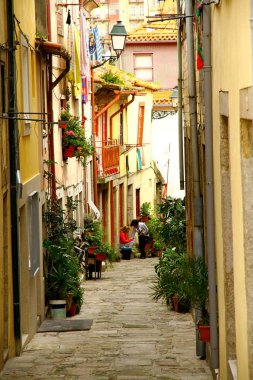 Porto, PORTUGAL - 22 Nisan 2016. Porto dar sokakları ve yan yana renkli evleri ile ünlüdür.