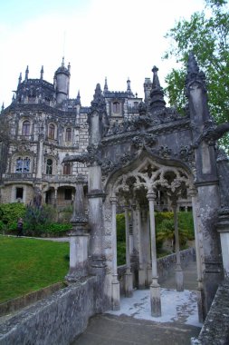 Sintra, Portekiz - 27 Nisan 2016. Quinta da Regaleira, Sintra 'nın Kültürel Arazisi içinde Unesco tarafından Dünya Mirası olarak sınıflandırılmıştır.