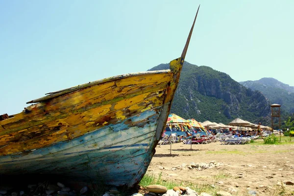 Strand Med Båt Parasoller Och Solstolar Turkiet — Stockfoto