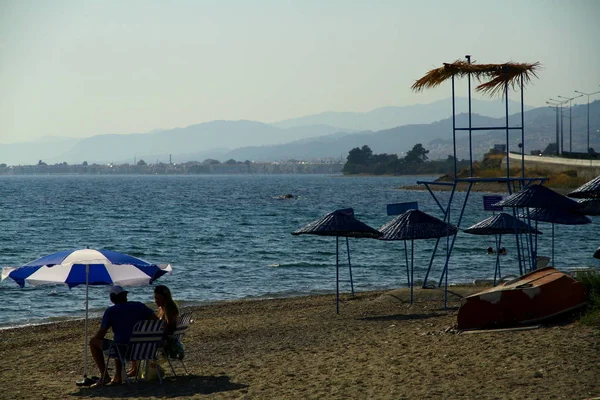 Kumlu Sahilden Dağ Kıyısının Güzel Manzarası — Stok fotoğraf