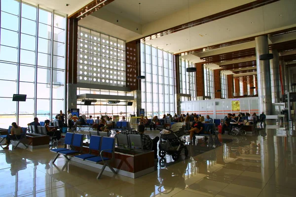 Vue Des Personnes Dans Salle Attente Aéroport — Photo