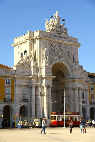 Praca Comercio Lisboa ポルトガル April 2016 リスボンのメイン広場で 南側の端はタガス川に 反対側の3つの側面にはアーケードのある黄色の建物があります — ストック写真