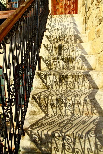 Vista Escadas Antigas Iluminadas Pelo Sol Com Sombras Corrimão — Fotografia de Stock