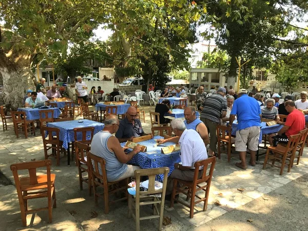 Altinoluk Balikesir Turkey Αυγούστου 2018 Ηλικιωμένοι Άνθρωποι Παίζουν Χαρτιά Και — Φωτογραφία Αρχείου