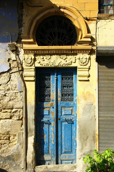 Προβολή Των Χρωματικών Παλαιών Θυρών Του Σπιτιού Στην Τουρκία — Φωτογραφία Αρχείου