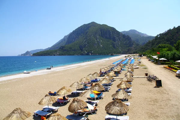Şemsiyeli Güneşlikli Plaj Türkiye — Stok fotoğraf