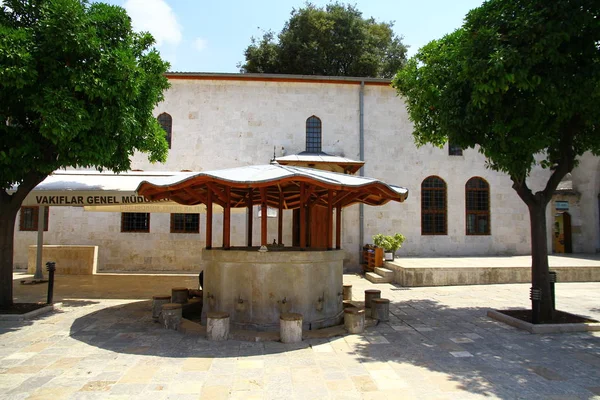 Vista Los Detalles Arquitectura Iglesia Musulmana Con Vistas Jardín Turquía — Foto de Stock