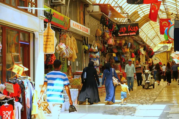 土耳其 安塔基亚 2018年7月21日 从Uzun Carsi 传统的老商业区 你可以在狭窄的街道上看到许多东西 从衣服 鞋子到香料和传统食品 — 图库照片
