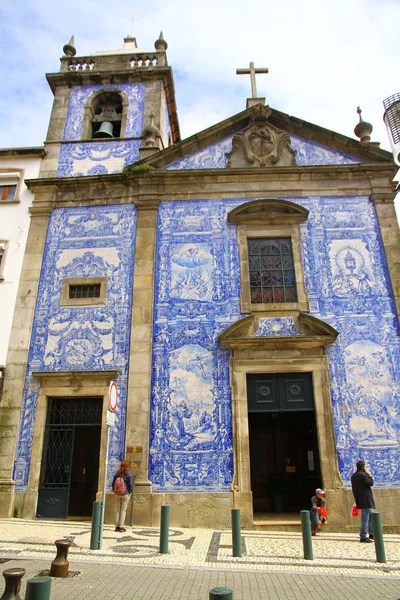 聖イルデフォンソ教会 ポルト ポルトガル 4月2016 ポルトの18世紀の教会で 青と白のセラミックタイルで覆われたファサードを持っています — ストック写真