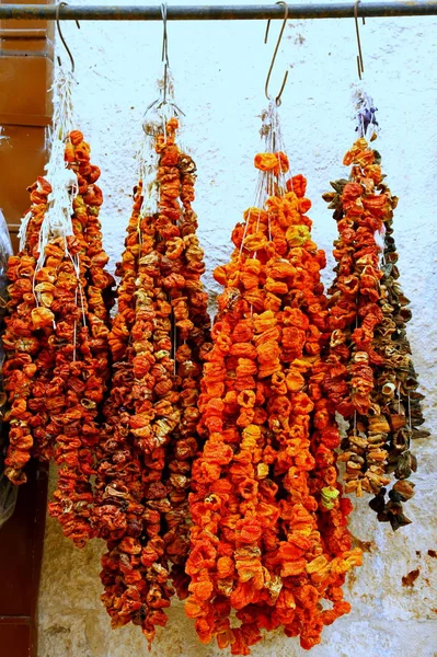 Türk Pazarındaki Tezgahlarda Baharatlar Kurutulmuş Meyveler Fındıklar Hediyelik Eşyalar Görülüyor — Stok fotoğraf