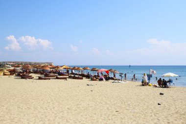 Gökçeada, Çanakkale, Türkiye - 9 Eylül 2018. Gökçeada 'daki Kefalos (Aydincik) plajından bir manzara. Kumlu bir kumsaldır ve adanın en popüler plajlarından biridir.