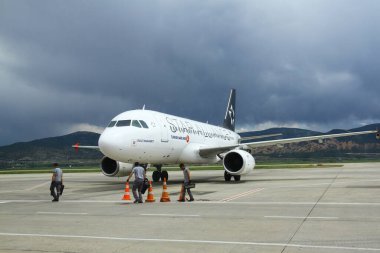 Isparta, Türkiye - 1 Mayıs 2018. Havaalanında uçak