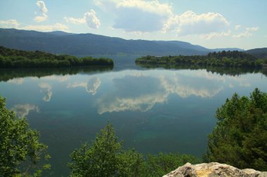 Isparta Türkiye 'deki Kovada Gölü Milli Parkı' nın güzel manzarası