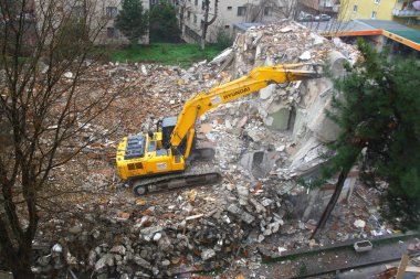 İstanbul, Türkiye - 6 Mart 2018. İstanbul 'da kentsel dönüşüm projesi için bir buldozer binaları yıkıyor.