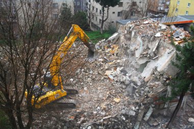 İstanbul, Türkiye - 6 Mart 2018. İstanbul 'da kentsel dönüşüm projesi için bir buldozer binaları yıkıyor.