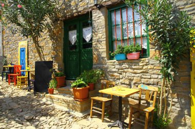 Türkiye 'deki adada şirin evler görünüyor 