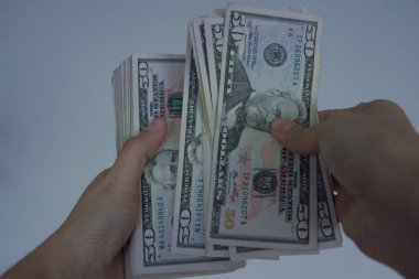 Yüz dolarlık banknotları tutan eller. Para ellerinde, iş konsepti