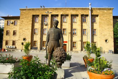 Meydandaki tarihi anıtın manzarası