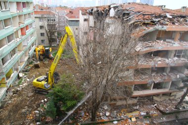 İstanbul, Türkiye - 6 Mart 2018. İstanbul 'da kentsel dönüşüm projesi için bir buldozer binaları yıkıyor.
