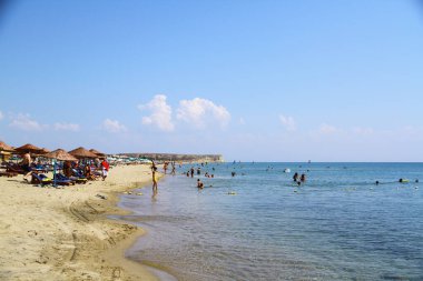 Gökçeada, Çanakkale, Türkiye - 9 Eylül 2018. Gökçeada 'daki Kefalos (Aydincik) plajından bir manzara. Kumlu bir kumsaldır ve adanın en popüler plajlarından biridir.