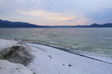 Türkiye 'nin güneybatısında orta büyüklükte bir krater gölü olan Salda Gölü manzarası.