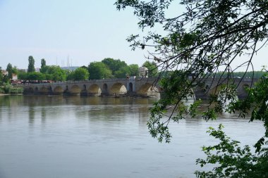 Nehirdeki tuğla köprüye bak.
