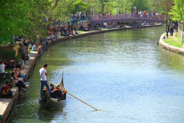 Eskisehir, Türkiye - 29 Nisan 2017. Eskisehir 'den güzel bir manzara. Şehir gençleri ve turistler için çok popüler bir buluşma noktasıdır..