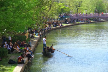 Eskisehir, Türkiye - 29 Nisan 2017. Eskisehir 'den güzel bir manzara. Şehir gençleri ve turistler için çok popüler bir buluşma noktasıdır..