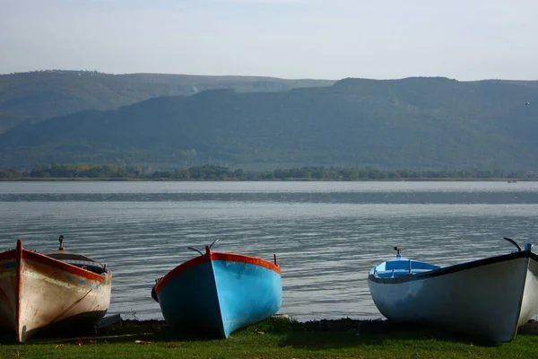 Βάρκες Κοντά Στις Ακτές Της Λίμνης Uluabat Στο Golyazi Bursa — Φωτογραφία Αρχείου