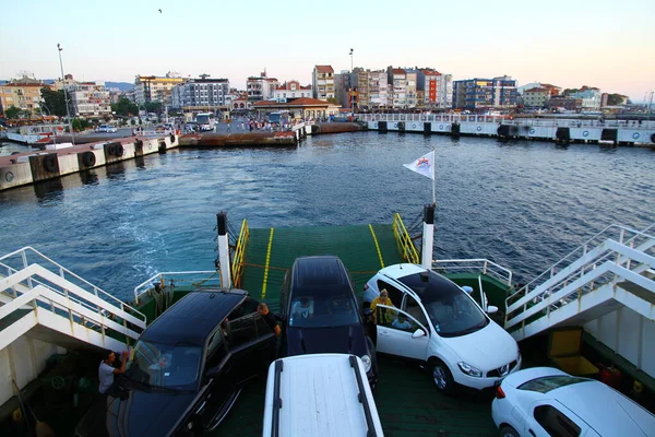 Uitzicht Aangemeerde Veerboten Met Passagiers Pier Turkije — Stockfoto