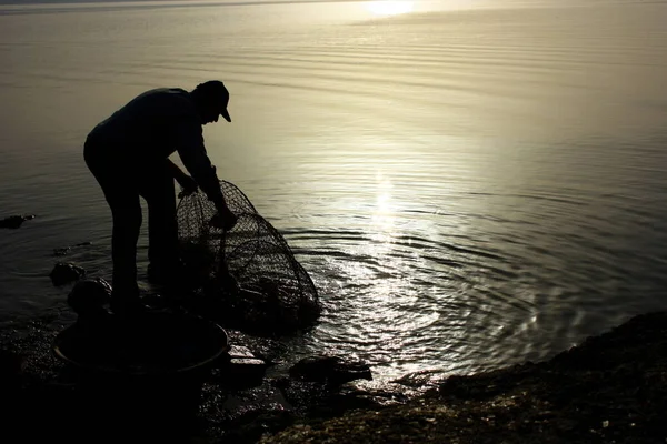 Fiskarens Silhuett Kontrollera Fiskenätet — Stockfoto