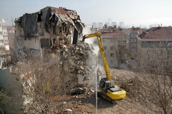 İstanbul, Türkiye - 6 Mart 2018. İstanbul 'da kentsel dönüşüm projesi için bir buldozer binaları yıkıyor.