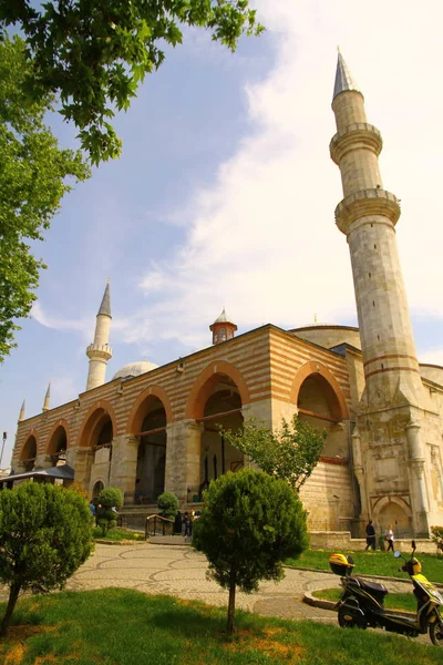 Vue Une Belle Église Musulmane Dans Une Ville Turquie — Photo