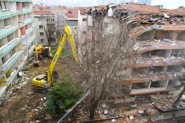İstanbul, Türkiye - 6 Mart 2018. İstanbul 'da kentsel dönüşüm projesi için bir buldozer binaları yıkıyor.