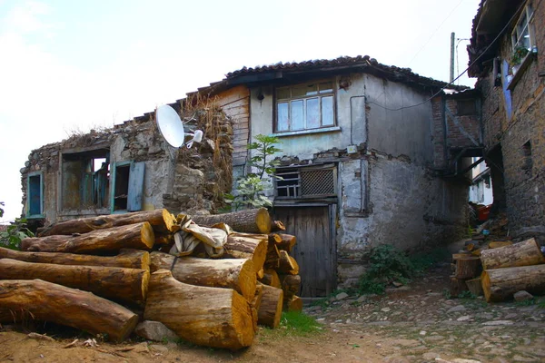 トルコの古い家の窓からの眺め — ストック写真