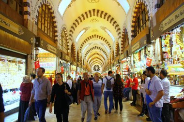 Eminonu, İstanbul, Türkiye - 2 Haziran 2018. İstanbul 'un en büyük pazarlarından biri olan Baharat Pazarı' ndan bir manzara. Şehirdeki en ünlü kapalı alışveriş kompleksi.