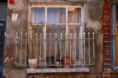 Türkiye 'deki eski evin pencerelerine bak