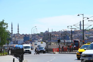 İstanbul, Türkiye 'deki eski binaların caddelerine, cephelerine bak