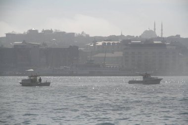 Sis altında İstanbul 'un Karaköy sahili manzarası