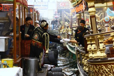 EMINONU, İSTANBUL, TURKEY - 25 Aralık 2010. Eminonu sahilinde ızgara balıklı lezzetli sandviçler satan süslü balıkçı teknelerinin manzarası..