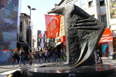 Beşiktaş, İstanbul, Türkiye - 16 Ekim 2017. Beşiktaş bölgesindeki Kartal heykeli. Beşiktaş Jk 'in sembolü ve Beşiktaş Jk' in maçı olduğunda taraftarların buluşma noktası..