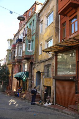 BALAT, İSTANBUL, TURKEY - 23 Ocak 2013. Balat caddelerinden bir manzara. Balat, Fatih bölgesinde ve Haliç 'in batı kıyısındaki tarihi yarımadanın eski şehrinde yer almaktadır..